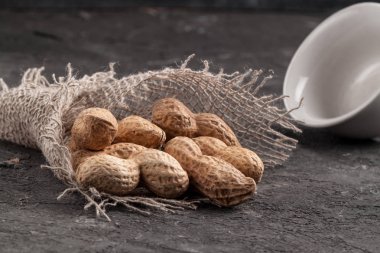 Fıstık karanlık bir arka plan üzerinde. Fried fıstık. Fındık.