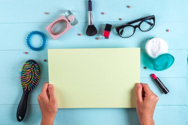 Düz yatıyordu. Kadın çalışma alanı. Kozmetik, kadın aksesuarları. Üstten görünüm. Uzay kopyalayın. Yukarı alay