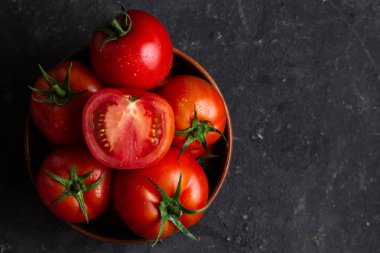 Karanlık bir arka plan üzerinde kırmızı, olgunlaşmış domates. Domates hasat. Üstten görünüm