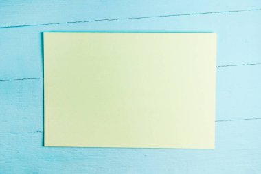 Mavi, ahşap arka plan üzerinde metin için çerçeve. Sahte kadar en iyi görünüm, kopya alanı