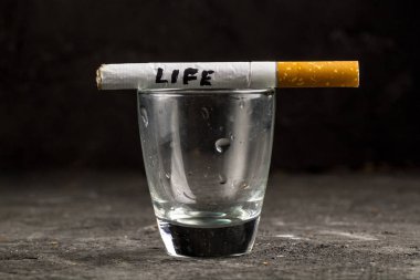 Alkol bağımlılığı, depresyon mücadele. Çıkın alkol, nikotin bağımlılığı. Alkolizm kavramı. Kötü alışkanlıkları ve depresyon ile mücadele