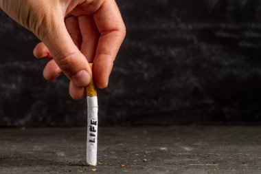 Nikotin tütün bağımlılığı. Zararlı, sağlıksız alışkanlık. Durdurmak sigara kavramı 
