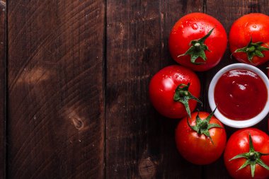 Kırmızı, taze domates ve salça koyu, ahşap arka plan üzerinde. Üstten görünüm. Kopya alanı