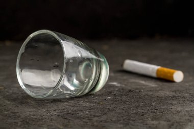 Alkol bağımlılığı, depresyon mücadele. Çıkın alkol, nikotin bağımlılığı. Alkolizm kavramı. Kötü alışkanlıkları ve depresyon ile mücadele