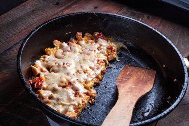 Tavada sebze ile lezzetli ev yapımı omlet