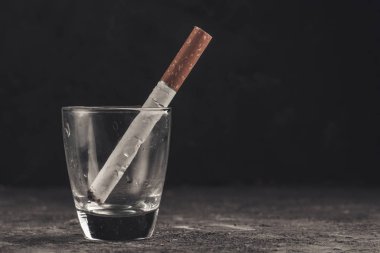 Alkol bağımlılığı, depresyon mücadele. Çıkın alkol, nikotin bağımlılığı. Alkolizm kavramı. Kötü alışkanlıkları ve depresyon ile mücadele