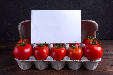 Bir tepsi içinde kırmızı, taze domates. Domates hasat. Kopya alanı, çerçeve metin için