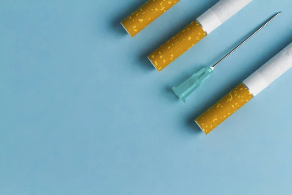 Cigarrillos Aguja Para Preparaciones Inyectables Sobre Fondo Azul Concepto Tabaco — Foto de Stock