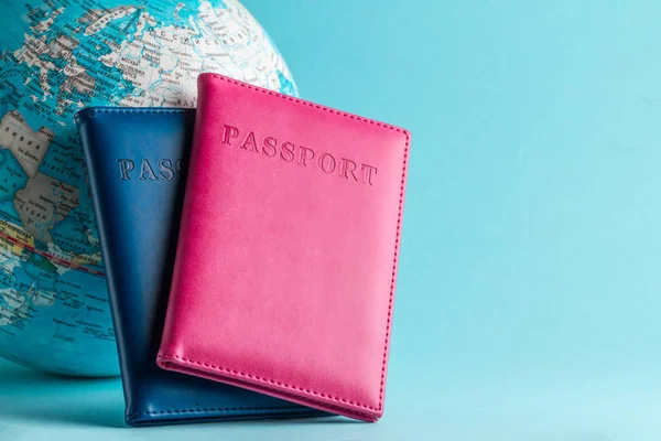 Passaporti Globo Sfondo Blu Concetto Viaggio Vacanza Ricreazione Vacanze Turismo — Foto Stock