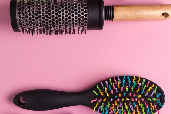 Cepillos Para Cabello Sobre Fondo Rosa Artículos Peluquería Salón Belleza —  Fotos de Stock