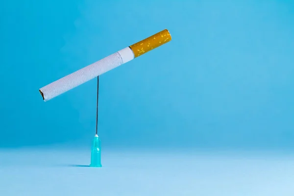 Cigarety Lékařské Jehly Injekce Modrém Pozadí Koncepce Boje Proti Narkotikum — Stock fotografie