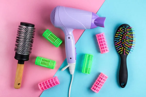 Rulos Para Cabello Secador Pelo Peines Sobre Fondo Brillante Color —  Fotos de Stock