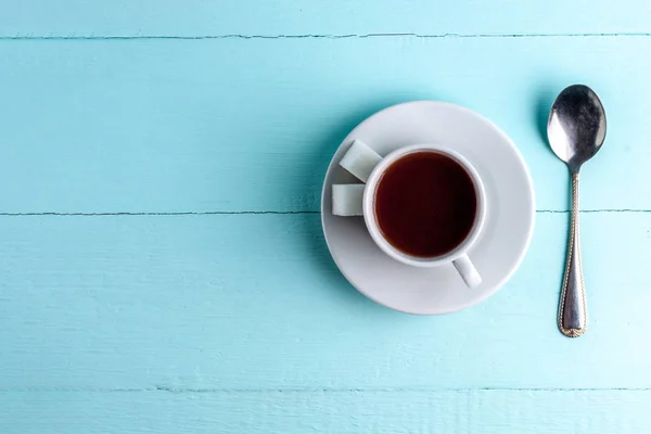 Kopp Kaffe Blå Trä Bakgrund Uppvaknande Morgon Kopiera Utrymme Ovanifrån — Stockfoto