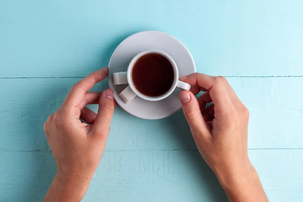 Eine Tasse Heißen Kaffee Auf Blauem Hintergrund Der Beginn Des — Stockfoto