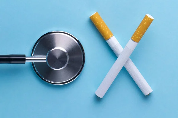 Nikotin Závislosti Tabáku Škodlivé Nezdravý Zvyk Cigarety Stetoskop Modrém Pozadí — Stock fotografie