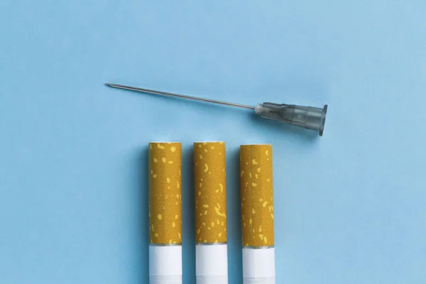 Cigarety Jehly Pro Injekce Modrém Pozadí Pojem Tabáku Cigaret Nikotin — Stock fotografie