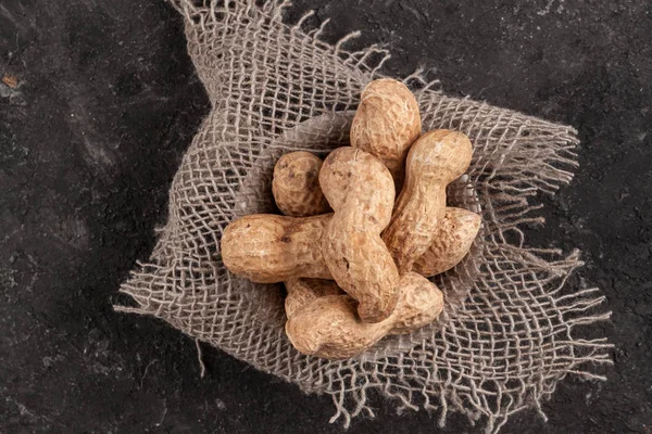 Pinda Een Donkere Achtergrond Gebakken Pinda Noten — Stockfoto