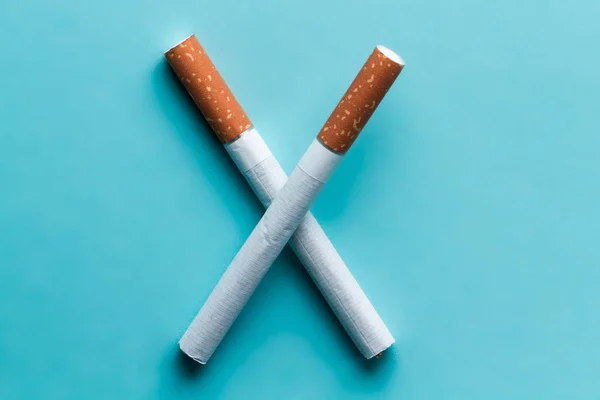 Kouření Koncepce Stop Kouření Konceptu Cigarety Modrém Pozadí — Stock fotografie