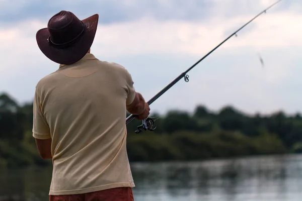 Pescatore Getta Canna Pesca Acqua Pesca — Foto Stock