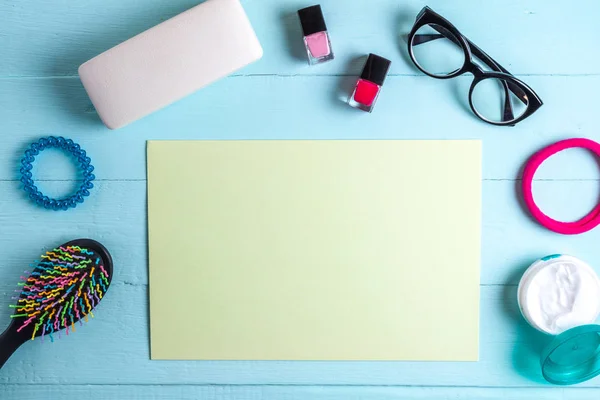 Piatto Lavoro Femminile Cosmetici Accessori Femminili Vista Dall Alto Ricevuto — Foto Stock