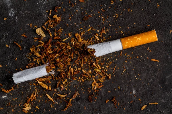 Cigarety Tabák Černém Pozadí Léčba Závislosti Nikotinu Ohrožení Života Kouření — Stock fotografie