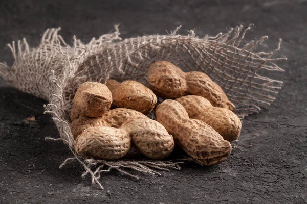 Pinda Een Donkere Achtergrond Gebakken Pinda Noten — Stockfoto