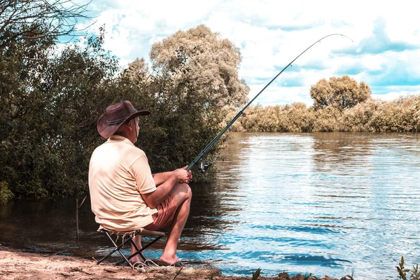 Uomo Sta Pescando Sulla Riva Lago Pesca Pesca — Foto Stock