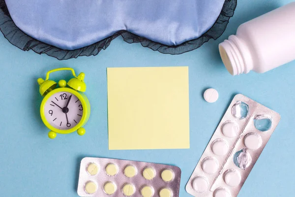 Uma Cura Para Insónias Dores Cabeça Comprimidos Máscara Dormir Despertador — Fotografia de Stock