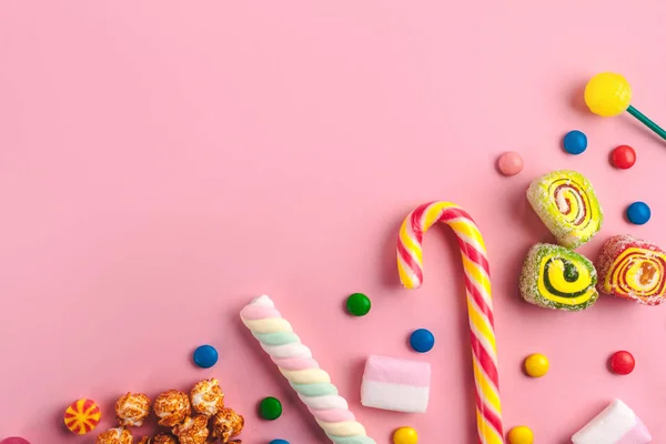 Colorido Diferentes Doces Pirulitos Marshmallows Pipocas Caramelo Fundo Rosa Espaço — Fotografia de Stock