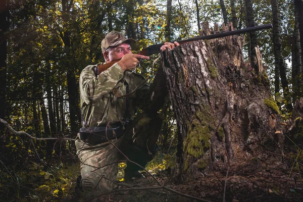 Κυνηγός Έχει Στόχο Κοντά Κούτσουρο Μέσα Στο Δάσος Ένα Άγριο — Φωτογραφία Αρχείου