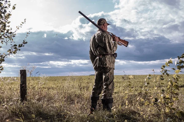 Κυνηγός Όπλο Στον Ώμο Του Στο Πλαίσιο Του Πεδίου Κυνήγι — Φωτογραφία Αρχείου