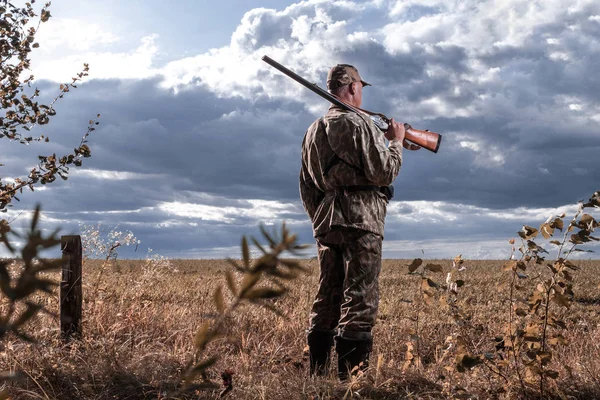 Κυνηγός Όπλο Στον Ώμο Του Στο Πλαίσιο Του Πεδίου Κυνήγι — Φωτογραφία Αρχείου