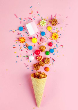 Gözleme boynuz renkli şeker, şekerleme, lokum, karamelli patlamış mısır, tatlı toz pembe bir arka plan ile. En iyi görünüm, tatlılar ve şeker kavramı