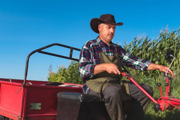 Hombre Maduro Sombrero Tractor Conducción Campo Rural —  Fotos de Stock