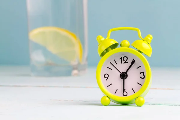 Väckarklocka Och Detox Drink Med Citron Blå Bakgrund Vakna Upp — Stockfoto