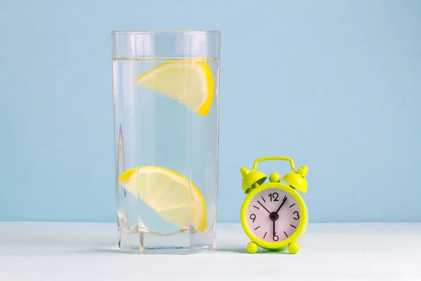 Reloj Despertador Bebida Desintoxicante Con Limón Sobre Fondo Azul Despierta — Foto de Stock