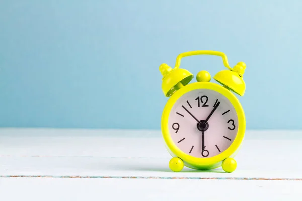 Reloj Despertador Sobre Fondo Azul Despierta Temprano Mañana Por Campana — Foto de Stock