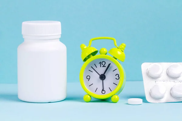 Relógio Alarme Comprimidos Frasco Medicamentos Num Fundo Azul Despertar Acordar — Fotografia de Stock
