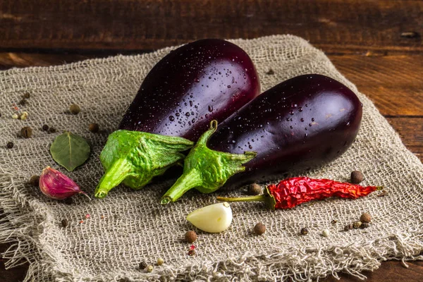 Berinjelas Seco Pimenta Vermelha Alho Folhas Louro Fundo Madeira Culturas — Fotografia de Stock