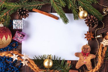 Noel süsleri, toplar, anisee ağacı, tarçın, koniler, Ladin şube, ahşap arka plan üzerinde hediyeler. Noel ve yeni yıl tatilleri. Mutlu Noeller ve mutlu yeni yıl. Uzay kopyalayın. Üstten görünüm. Noel düz lay ve arka plan 