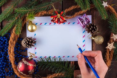 Noel ve yeni yıl tatilleri. Tebrikler Noel kartında yazıyor. Bir tebrik mektubu gönderiyor. Xmas. Uzay kopyalayın. Üstten görünüm. Noel düz yatıyordu. Noel Baba mektup