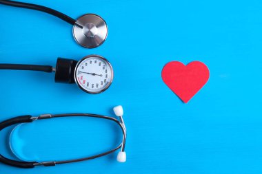 Tıp kavramı. Tonometer, stetoskop ve kalp mavi bir arka plan üzerinde. Kan basıncı ölçümü.