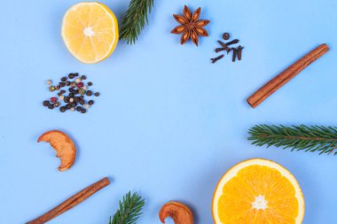 Malzemeler için mulled şarap. Limon, anason ağaç, baharatlar, tarçın, portakal mavi bir arka plan üzerinde. Üstten görünüm. Kopya alanı 
