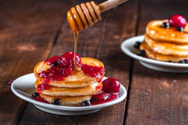 Bir tabak krep bal ve taze çilek ile. Kahvaltı. Börek