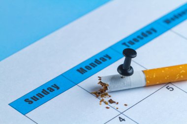 Sigara için zarar. Sigara kavramı durdurmak. Motivasyon kavramı. Yarından sonra sigarayı bırakmak çalışıyor