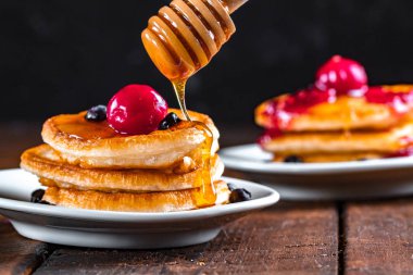Bir tabak krep bal ve taze çilek ile. Kahvaltı. Börek