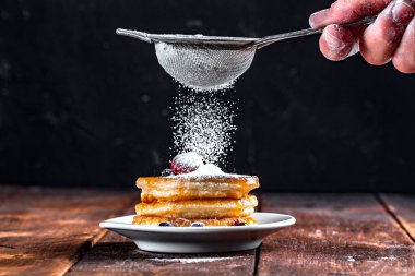 Taze, ev yapımı kek ile pudra şekeri serpin. Lezzetli kahvaltı. Şurubu ile Pancakes