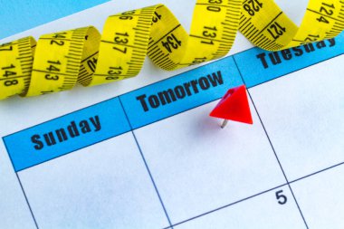 Motivasyon kavramı. Bir diyet planlama, spor, kendini geliştirme, sağlık ve başarı yarın için çalışıyor. Yarın ve Pazartesi kavramı. 