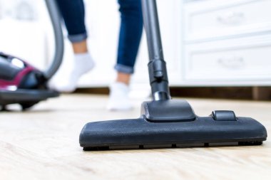 Bir elektrik süpürgesi. Oda temizliği. Genç kadın bir elektrikli süpürge ile oturma odasında Zemin Temizleme