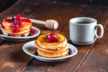 Tatlım, sıcak, taze kahve ahşap zemin ile taze, ev yapımı gözleme. Lezzetli kahvaltı. Şurubu ile Pancakes
